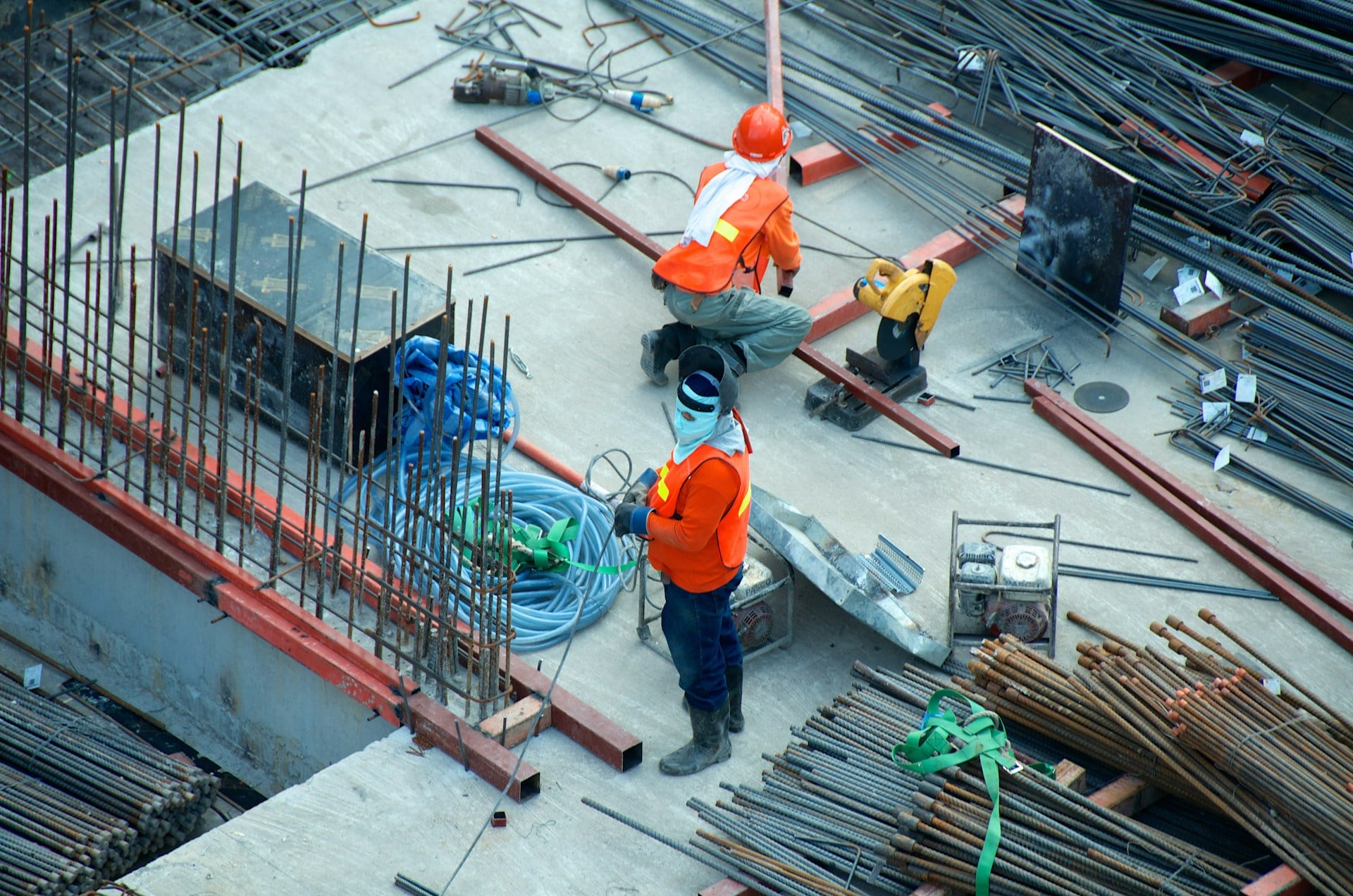 Choosing Between In‑House and Outsourced Health and Safety Support